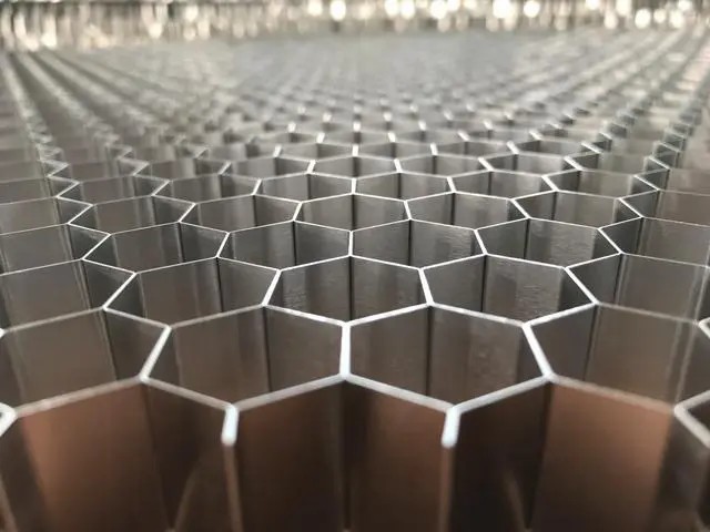 鋁蜂窩板，讓現(xiàn)代建筑更具科技感！-吉祥裝飾