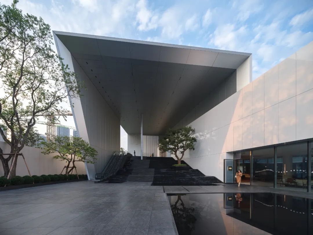 公園中的美術(shù)館：超白玻璃+鋁板的外立面設(shè)計(jì)，簡(jiǎn)潔的美感。